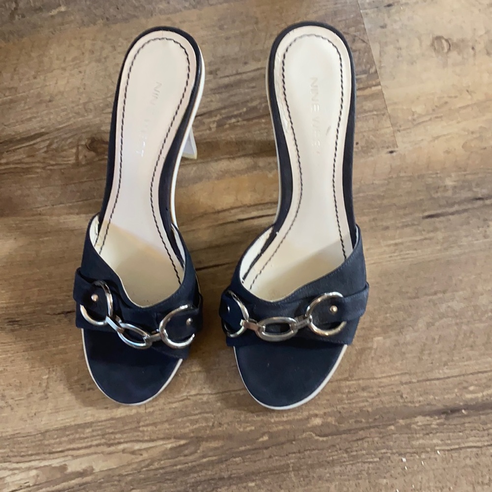 Nine West navy heels. 2.5 inch heel. Gently used
